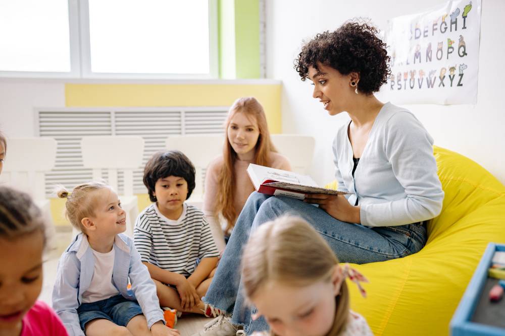 Teacher telling story to kids